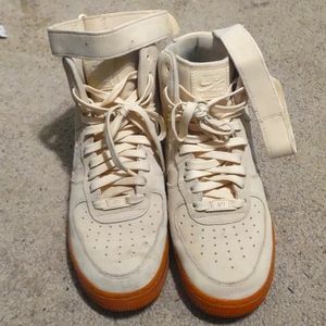 Nike aa118-100 tan suede high tops  size 8  mens Nike air Force 1 high tops